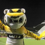 #ParaTodosVerem Na foto, o tigre, mascote do Criciúma Esporte Clube, no gramado do Estádio Heriberto Hülse