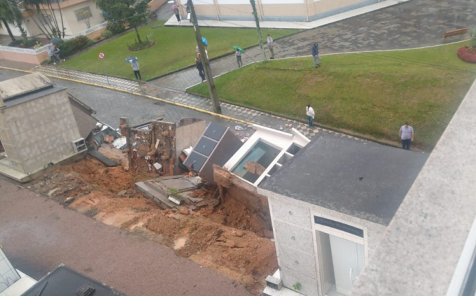 Muro-de-cemiterio-desaba-e-tumulos-caem-sobre-carros-em-Grao-Para-900x560