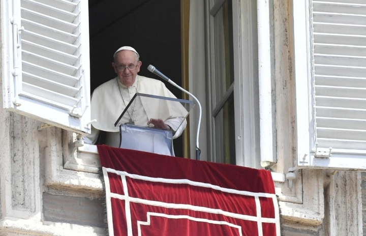 #ParaTodosVerem Na foto, o papa Francisco aparece sorrindo na janela do apartamento pontifício, no Vaticano