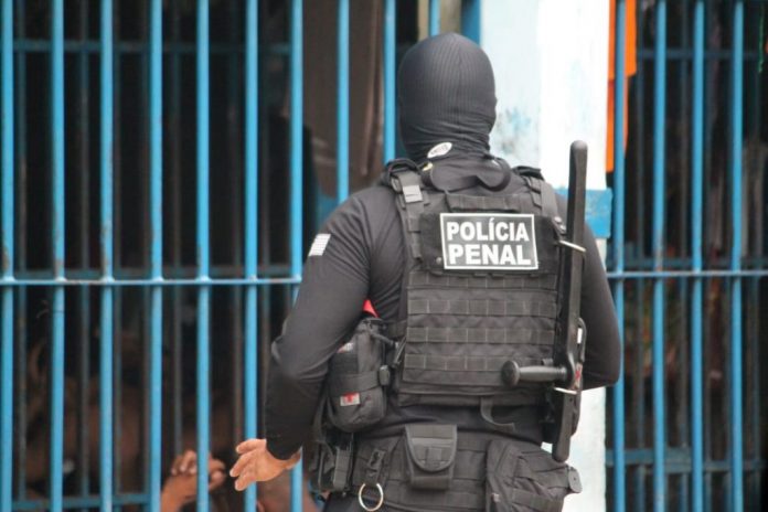 #PraCegoVer Na foto, um agente da Polícia Penal de Santa Catarina