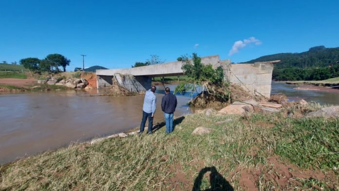 Ponte BN #PraCegoVer Na foto, pontes danificadas são vistoriadas