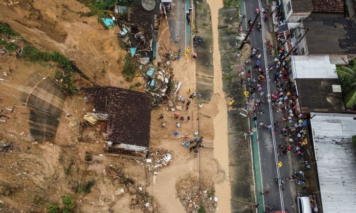 #ParaTodosVerem Na foto, moradores de uma área onde houve um deslizamento de terras, no Recife, tentam encontrar pessoas soterradas
