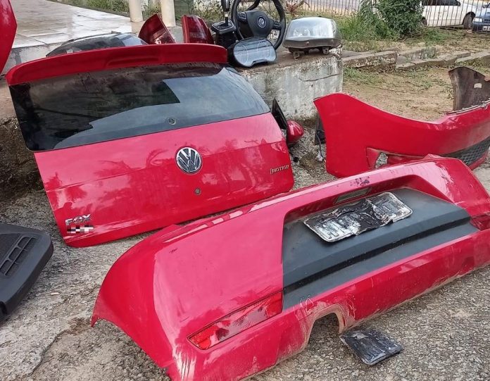 #ParaTodosVerem Na foto, peças de um carro vermelho que foi desmanchado