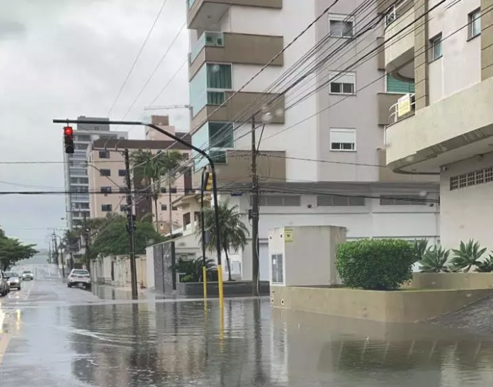 Rua alagada TB #PraCegoVer Na foto, uma rua alagada em Tubarão