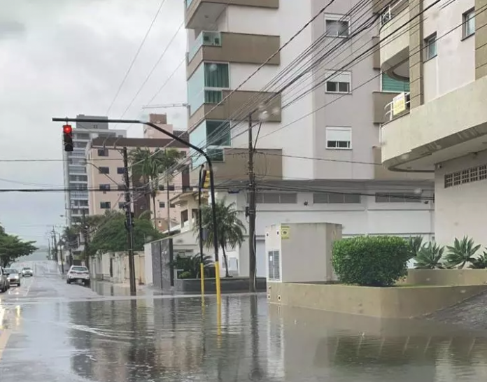 #PraCegoVer Na foto, uma rua alagada em Tubarão