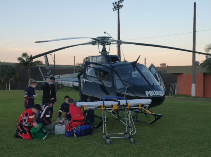 #PraCegoVer Na foto, o helicóptero do SaraSul presta atendimento de emergência para um enfermo