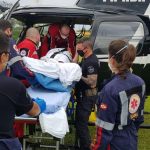 #ParaTodosVerem Na foto, equipes médicas colocam um paciente dentro do helicóptero utilizado para o Serviço de Atendimento e Resgate Aeromédico do Sul (SaraSul)
