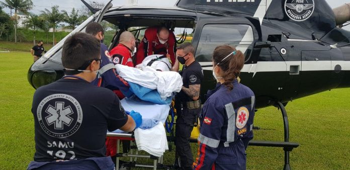#ParaTodosVerem Na foto, equipes médicas colocam um paciente dentro do helicóptero utilizado para o Serviço de Atendimento e Resgate Aeromédico do Sul (SaraSul)