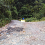#PraCegoVer Na foto, uma pessoa coloca uma fita zebrada para sinalizar a interdição de um dos trechos da SC-3709, entre Grão-Pará e Urubici, na Serra do Corvo Branco, em Santa Catarina