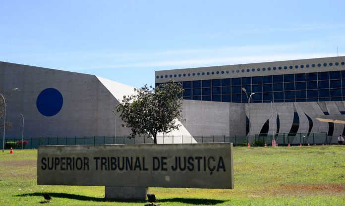 #ParaTodosVerem Na foto, um prédio cinza com detalhes azul, onde funciona o Superior Tribunal de Justiça, em Brasília