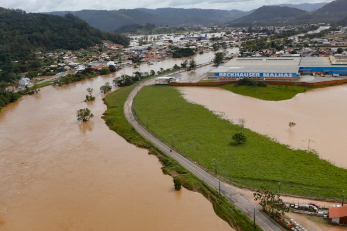 #PraCegoVer Na foto, o bairro Bom Pastor, em Tubarão, tomado pela enchente