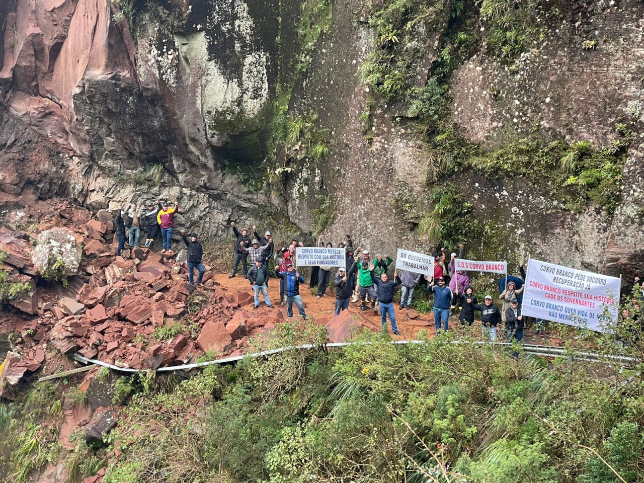 #ParaTodosVerem Na foto, populares munidos com faixas e cartazes manifestam-se pela demora do Estado em abrir a SC-370 na Serra do Corvo Branco, entre Grão-Pará e Urubici