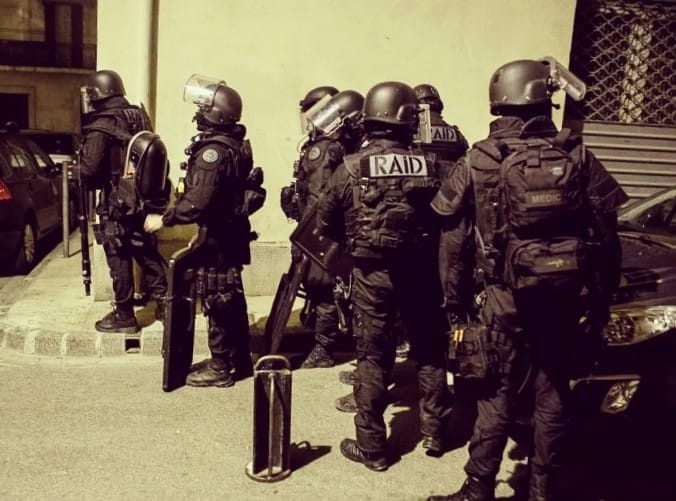 #ParaTodosVerem Na foto, policiais franceses fazem uma simulação de incursão em situação de risco. Eles ministração um treinamento para as forças de segurança de Santa Catarina a partir da próxima semana