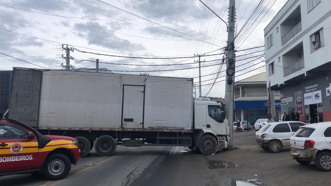#ParaTodosVerem Na foto, um caminhão atravessado em uma rua