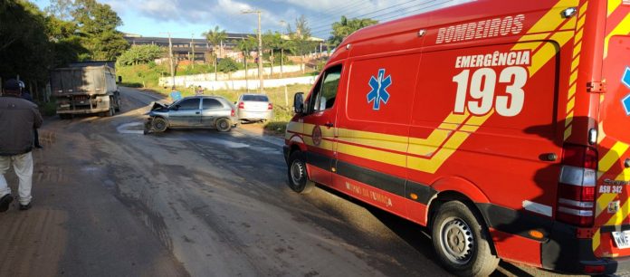 #ParaTodosVerem Na foto, uma ambulância do Corpo de Bombeiros Militar está parada às margens de uma rodovia. Na frente há dois carros que colidiram