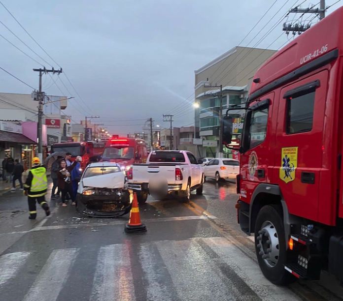 #ParaTodosVerem Na foto, a ambulância dos Bombeiros Voluntários de Jaguaruna está parada sobre uma via onde ocorreu um acidente de trânsito entre um carro e uma caminhonete