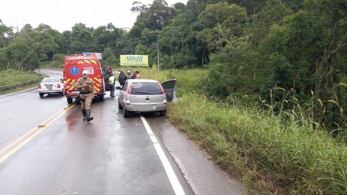 Urussanga: acidente envolve três veículos e deixa duas pessoas feridas