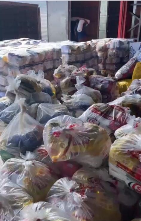 #Pracegover Foto: na imagem há centenas de cestas básicas