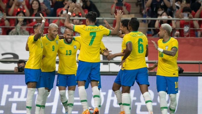 #Pracegover Foto: na imagem há vários jogadores com o uniforme da Seleção do Brasil