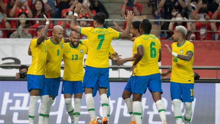 #Pracegover Foto: na imagem há vários jogadores com o uniforme da Seleção do Brasil