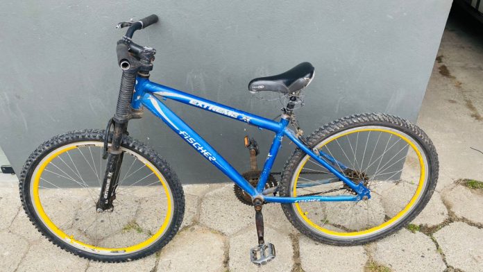 #PraCegoVer Na foto, uma bicicleta azul que foi furtada e recuperada pela Polícia Militar de Tubarão
