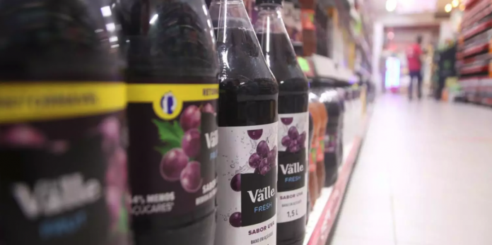 #ParaTodosVerem Na foto, uma prateleira de supermercado com o produto Del Valle Fresh, da Coca-Cola