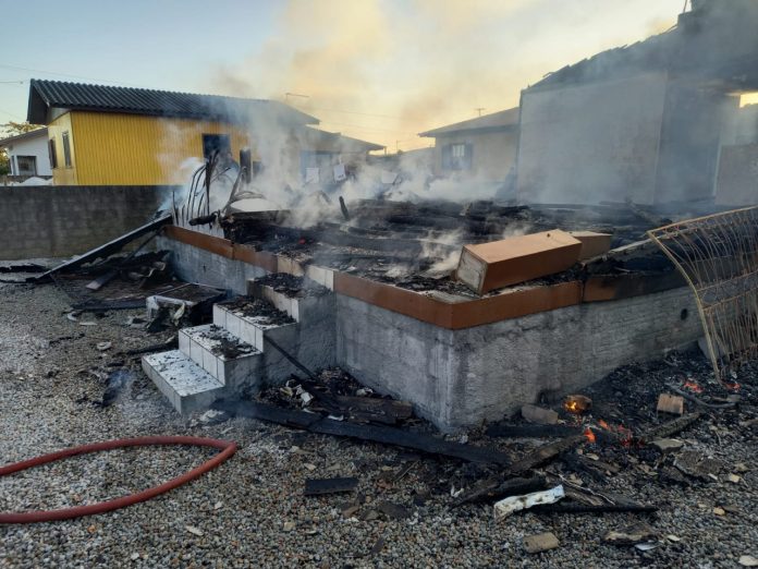 #ParaTodosVerem Na foto, uma casa que queimou completamente em um incêndio