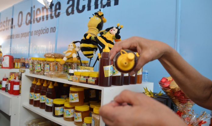 #ParaTodosVerem Na foto, uma pessoa faz uma degustação de mel