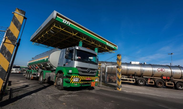 #ParaTodosVerem Na foto, um caminhão com combustível saindo de uma refinaria da Petrobras