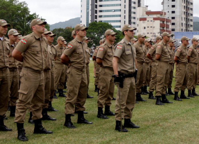 #ParaTodosVerem Na foto, policiais militares de Santa Catarina em formação
