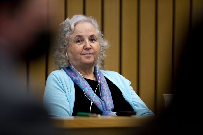 #ParaTodosVerem Na foto, a escritora Nancy Crampton Brophy, de 71 anos, escuta a leitura de sua sentença de prisão perpétua depois de ser condenada por matar seu marido
