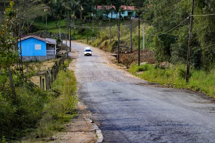 Rodovia da Imigração #ParaTodosVerem Na foto, a Rodovia da Imigração Italiana, que ligará o Centro de Pedras Grandes até Urussanga, em Santa Catarina