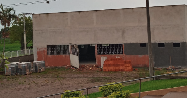 #ParaTodosVerem Na foto, um prédio de alvenaria inacabado