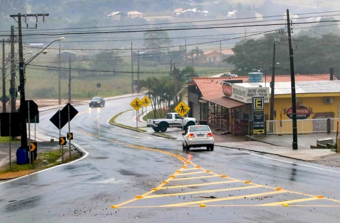 Sangão #ParaTodosVerem Na foto, a SC-443, em Sangão, que foi revitalizada e agora está com melhores condições de tráfego