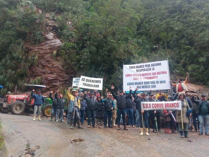 #ParaTodosVerem Na foto, populares com faixas e cartazes fazem um protesto na Serra do Corvo Branco, entre Urubici e Grão-Pará