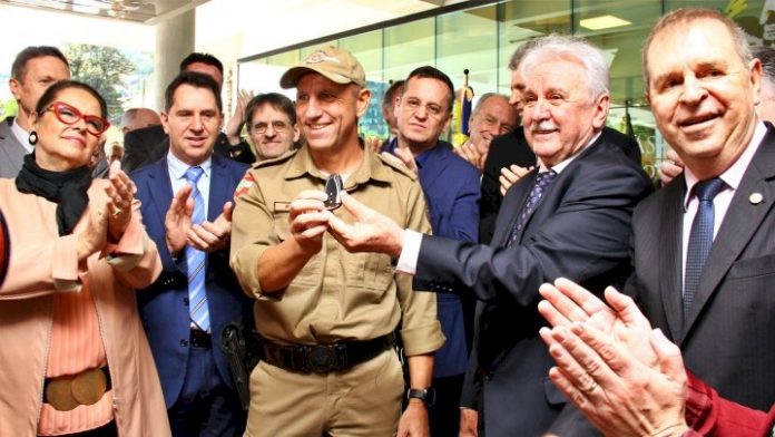#ParaTodosVerem Na foto, o coronel Marcelo Pontes, comandante-geral da PM de Santa Catarina, recebe a chave de uma das 140 viaturas novos do presidente da Alesc, Moacir Sopelsa