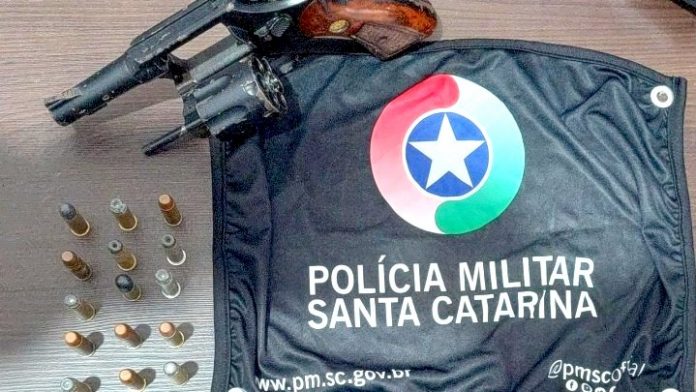 #ParaTodosVerem Na foto, uma bandeira com o símbolo da Polícia Militar, uma revólver e 15 munições