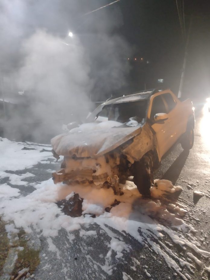 #ParaTodosVerem Na foto, um carro que colidiu contra um poste e pegou fogo