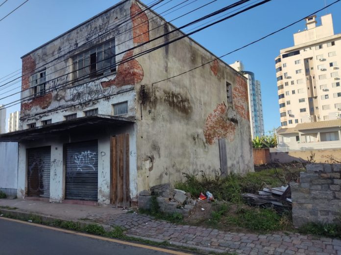 #ParaTodosVerem Na foto, o prédio abandonado na Rua Coronel Cabral, no Centro de Tubarão