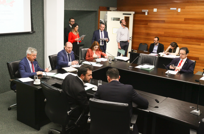 #ParaTodosVerem Na foto, deputados integrantes da Comissão de Constituição e Justiça (CCJ) da Assembleia Legislativa de Santa Catarina em reunião