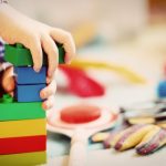 #ParaTodosVerem Na foto, uma criança brinca com blocos coloridos