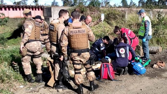 #ParaTodosVerem Na foto, policiais militares e uma equipe do Samu atendem uma vítima de afogamento