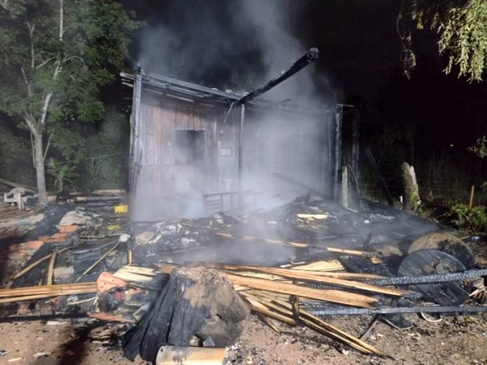 #ParaTodosVerem Na foto, o que sobrou de uma casa, em Orleans, depois que foi consumida pelo fogo