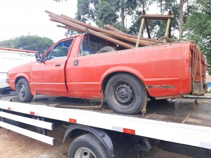 #ParaTodosVerem Na foto, um carro vermelho, utilizado para o cometimento de um furto, é guinchado até a Delegacia de Polícia Civil. A carga subtraída está dentro