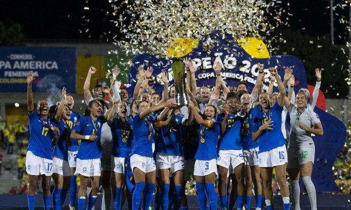 #ParaTodosVerem Na foto, jogadoras de futebol feminino brasileiro comemoram vitória da Copa América