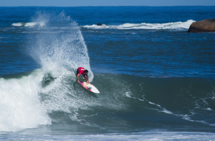 #ParaTodosVerem Na foto, um surfista pega uma onda