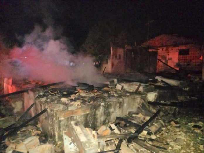 #ParaTodosVerem Na foto, fumaça sai do que sobrou de uma casa que pegou fogo