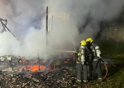 #ParaTodosVerem Na foto, dois bombeiros militares combatem um incêndio