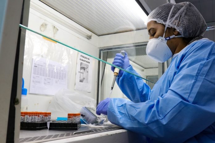 Lacen #ParaTodosVerem Na foto, uma pessoa faz exames laboratoriais