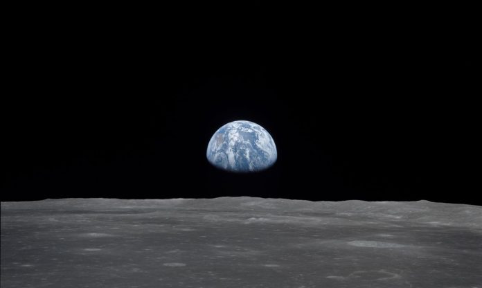 #ParaTodosVerem Na foto, a vista do planeta Terra visto da superfície lunar